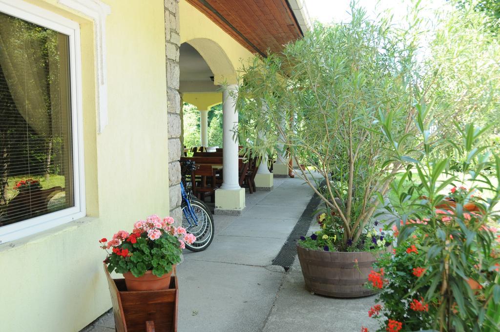 Huszar Panzio Es Etterem Bed & Breakfast Sarospatak Exterior photo